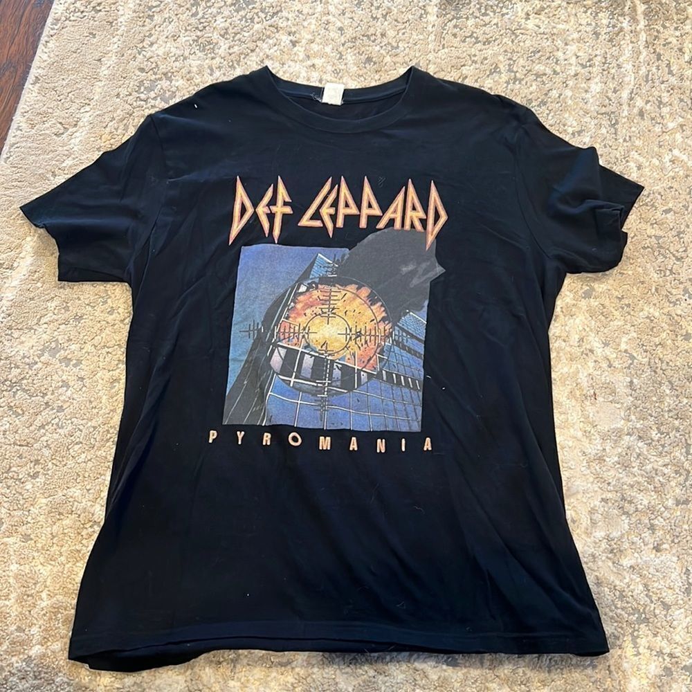 Def Leppard Pyromania Shirt size L black 80s Graphic Rock Tee EUC